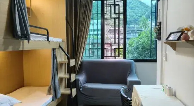 Кровать в общем номере (мужской номер) с видом на реку Kunshuo Hotel