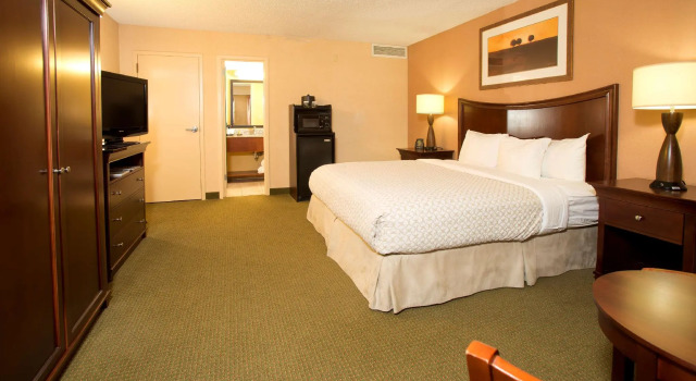 Двухместный non-suite для некурящих Embassy Suites by Hilton Tulsa I-44