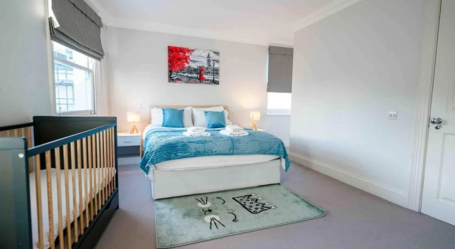 Spacious & Modern 3brs House in Central London, Забронировать Дом для отпуска Коттеджи Лондона, рядом с Пимлико, Коттедж