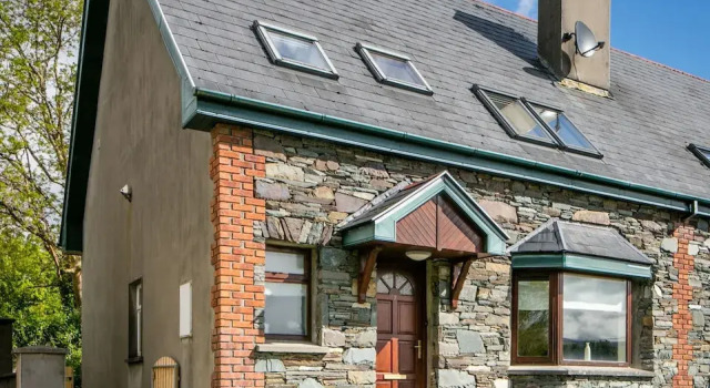 Delightful Cottage Just Steps From Kenmare Town, Book Vacation Home Hotels in Kerry with Parking, Parking