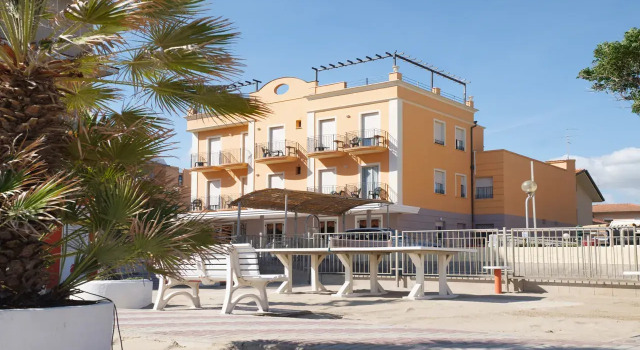 Hotel Holiday Beach