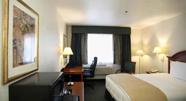 Четырёхместный люкс Baymont INN & Suites by Wyndham