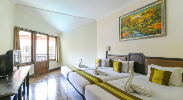 Трёхместный номер Standard с балконом The Flora Kuta Bali