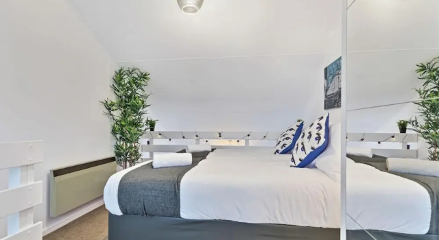 On the Water -waterside Studio With Terrace Overlooking the Harbour, Book Hotel Brighton East Sussex