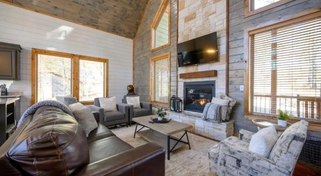 Brand New Sunrise Retreat 2 Bedroom Sleeps 8, 2 Decks, Hot Tub, Firepit, Book Feriehus Hoteller i Hochatown med parkering, Parkering