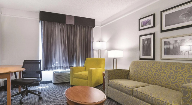 Двухместный люкс Deluxe La Quinta Inn & Suites by Wyndham University Area Chapel Hill