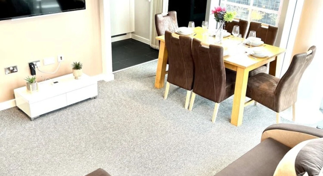 Luxurious Hub MK City Apartment- With Free Underground Parking, Varaa Huoneisto Asunnot kohteessa Merseyside, Huoneisto