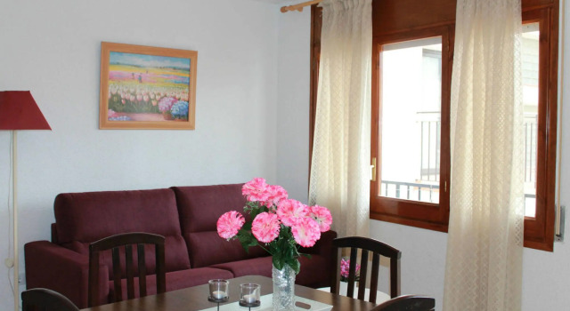 Cozy apartment on the sandy Nova beach in Roses, Spain