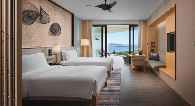 Четырёхместный номер Standard oceanfront Crowne Plaza Sanya Haitang Bay Resort by IHG