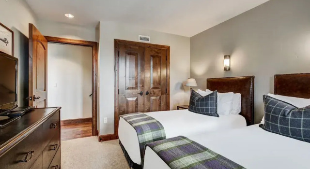 3 BR Ritz-Carlton Residence with Valley Views by RedAwning - Save 20% on 7+ Nights!, Забронировать Апартаменты/квартира Отели Вейл с парковкой, Парковка