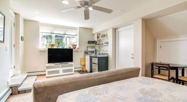 Pet-friendly Garden Studio ~ 25 Mi to Boston!, Buchen Sie Ferienwohnung Hotels in New England mit Parkplatz, Parkplätze