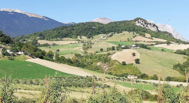 Casa a Montebello di Bertona con vista Gran Sasso, Book Hotel Hotels in Abruzzo with Parking, Parking