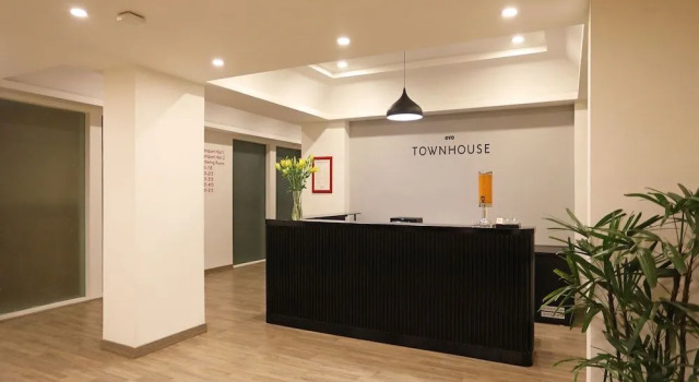 OYO Townhouse 028 Corporate Suite, Забронировать Отель Нойда штат Уттар-Прадеш
