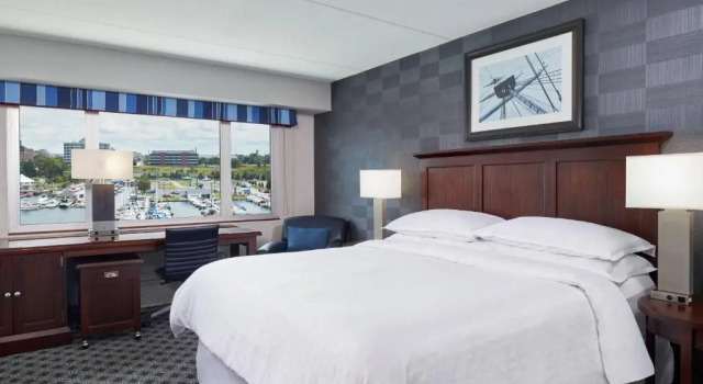 Номер Standard с видом на гавань Sheraton Erie Bayfront Hotel