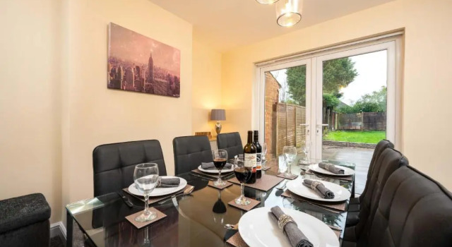 Sweetbriar - Stylish 4-Bed close to NEC, Airport, JLR, Solihull, Забронировать Апартаменты/квартира Апартаменты Уэст-Мидлендс, Апартаменты/квартира