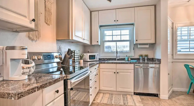 Walk Dtwn Prescott: Historic Home w/ Patio, Забронировать Отель Прескотт-Вэлли штат Аризона