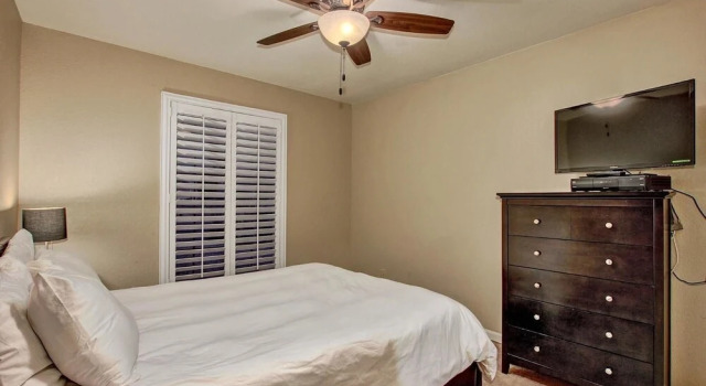 SLS Kathleen Amazing Location with FREE Heated Pool, Spa, Pool Table &