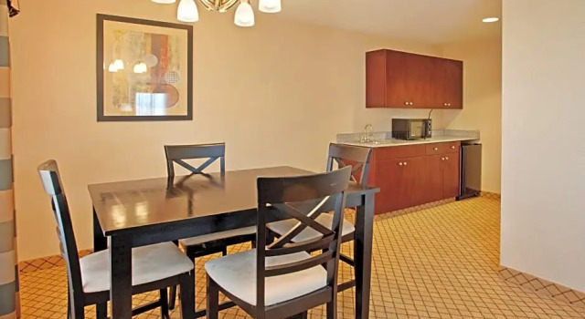 Двухместный люкс c 1 комнатой Holiday Inn Express Hotel & Suites Wichita Airport by IHG