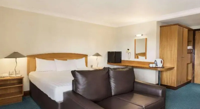 Четырёхместный номер Standard Ramada by Wyndham Birmingham Solihull