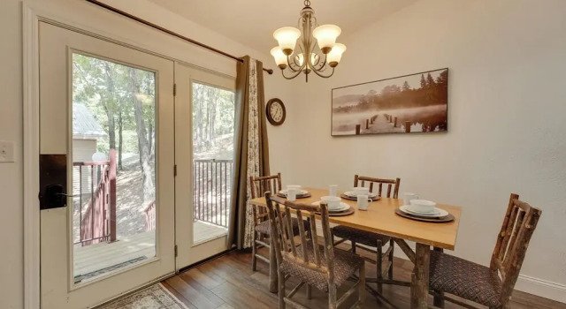 3 Mi to Table Rock Lake: Cozy Cabin in the Woods!, Boek Vakantiehuis Hotels in Coney Island met parkeren, Parkeren