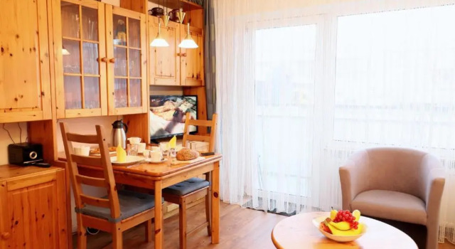 Апартаменты Freundliches 2-Zimmer-Appartement mit Kieferneinrichtung und einem Balkon.