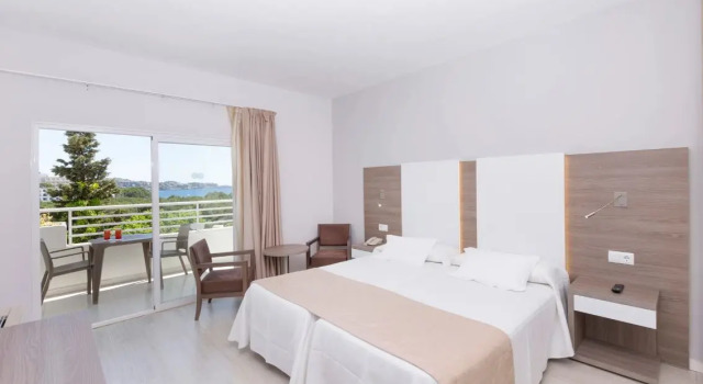 Трёхместный номер Mar Hotels Paguera & Spa