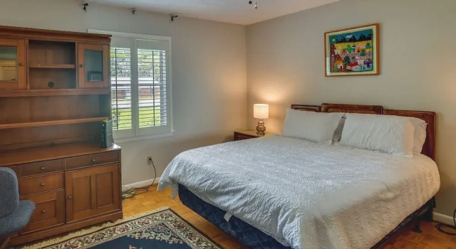 Spacious Downtown Montgomery Home w/ Yard, Patio!, Book Feriehus Sommerhuse i Alabama, Hytte