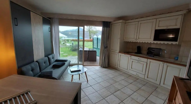 Rare : au bord du lac d’Annecy, cosy appartement en rez de jardin avec terrasse privative