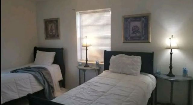 Beach only 4 miles away 2BR-1BTH w pool, Забронировать Отель Форт-Лодердейл Broward County, рядом с Fort Lauderdale Clinical Research