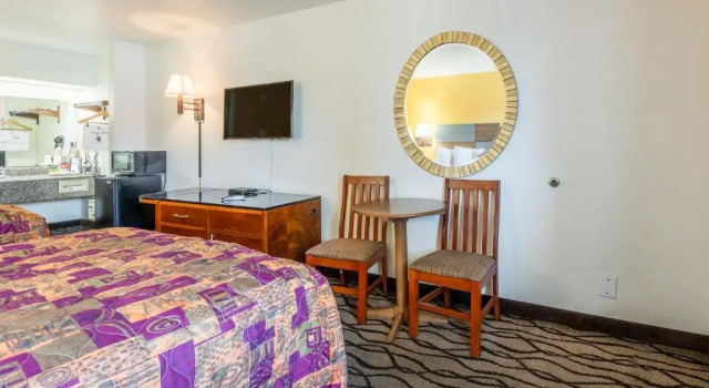 Четырёхместный номер Standard Motel 6 Classic Galveston, TX Beach-Seawall
