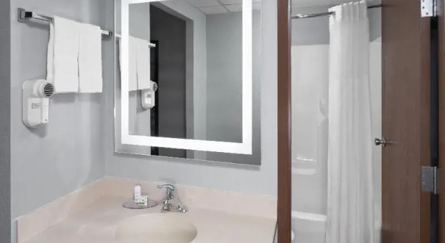 Четырёхместный номер Standard AmericInn & Suites by Wyndham Baraboo Event Center