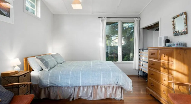 The Little Blue Bach - Waikanae Beach Holiday Home, Забронировать Отель Отели Уэйкана с парковкой, Парковка
