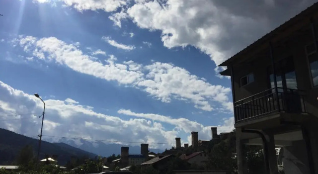 Teonas Guesthouse in Mestia, Prenota Hotel Hotel a Samegrelo Zemo-Svaneti con parcheggio, Parcheggio
