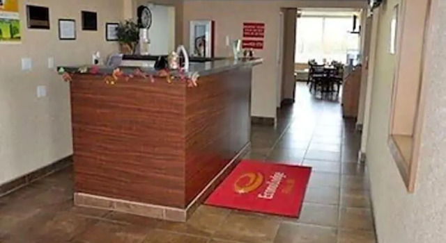 Кровать в общем номере Airport Inn Flint Airport