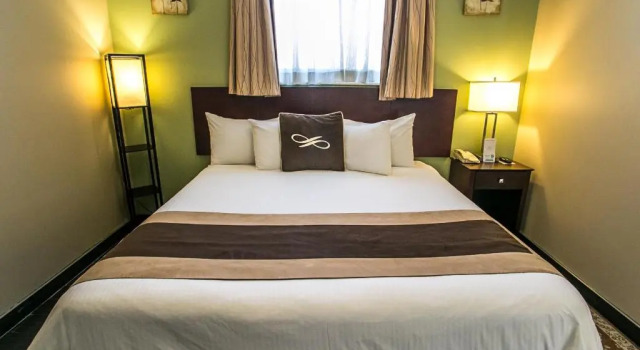 Люкс с видом на город Pointe Plaza Hotel