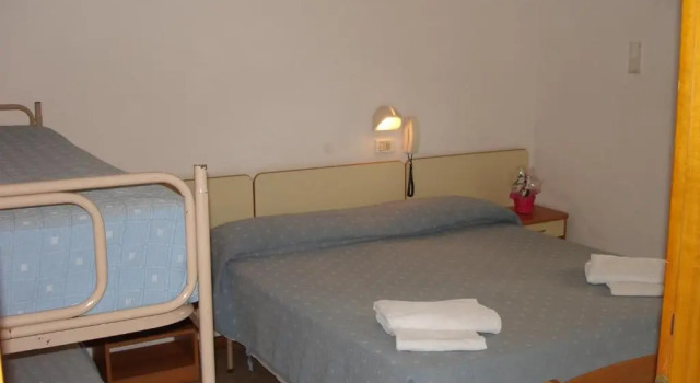 Трёхместный номер Standard с балконом Hotel Madrid