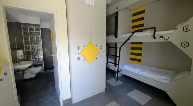 Кровать в общем номере The Hive Party Hostel Budapest