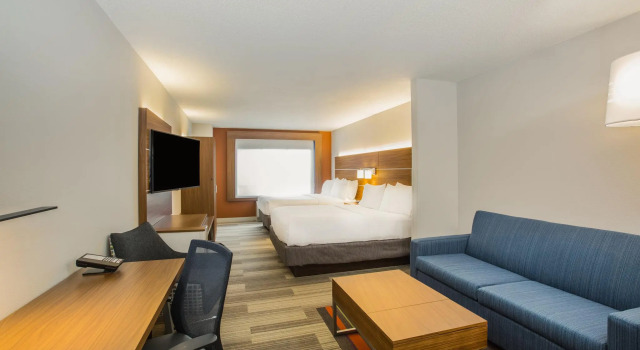 Четырёхместный люкс Holiday Inn Express & Suites Bellevue -Omaha Area- by IHG