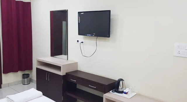 Hotel Teejas - Haldi Restaurant Aiims road Jodhpur, Забронировать Отель Отели штата Раджастхана с парковкой, Парковка