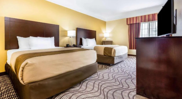 Четырёхместный номер Deluxe La Quinta Inn & Suites by Wyndham Angleton