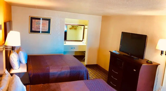 Четырёхместный номер Standard Red Roof Inn Hope