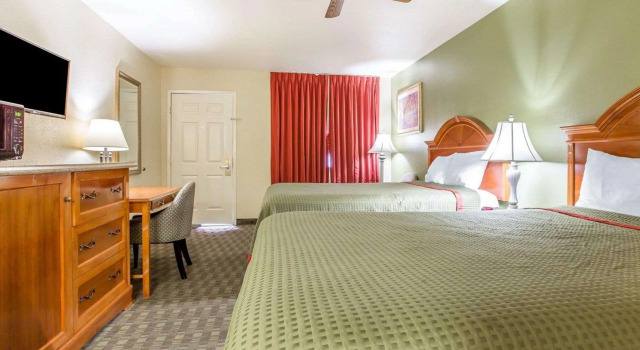 Четырёхместный номер Standard Rodeway Inn Delano