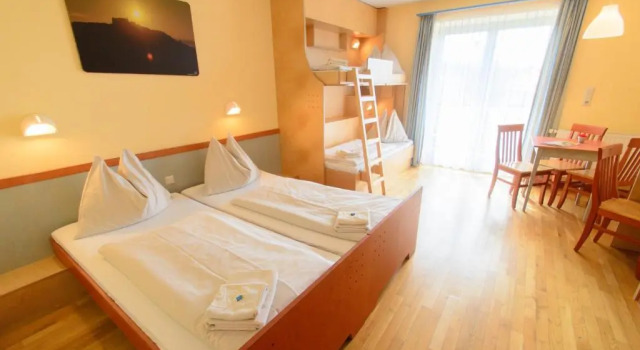 Четырёхместный номер Standard с балконом JUFA Hotel Vulkanland