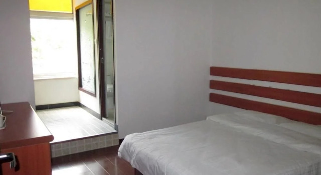Noah Hotel (Jinan Daming Lake)(如家华驿酒店(济南大明湖历山路店)), Забронировать Отель Lixia District 