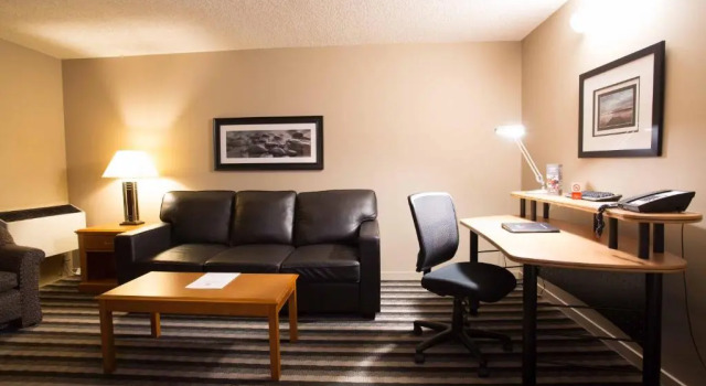 Двухместный люкс Deluxe c 1 комнатой Royal Hotel West Edmonton, Trademark Collection by Wyndham