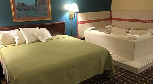 Двухместный люкс Faribault Hometown Inn & Suites
