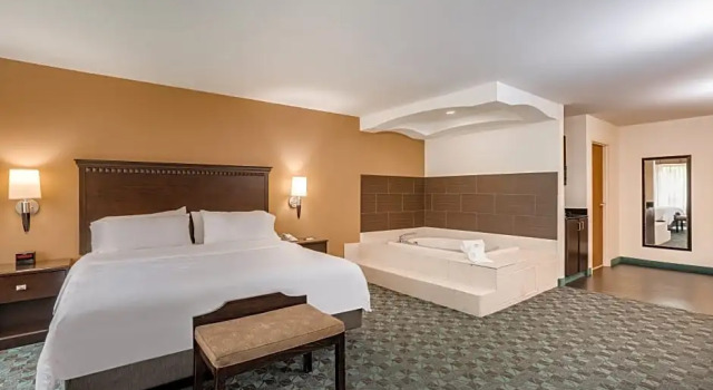 Двухместный люкс c 1 комнатой Holiday Inn Express Hotel & Suites Canton by IHG
