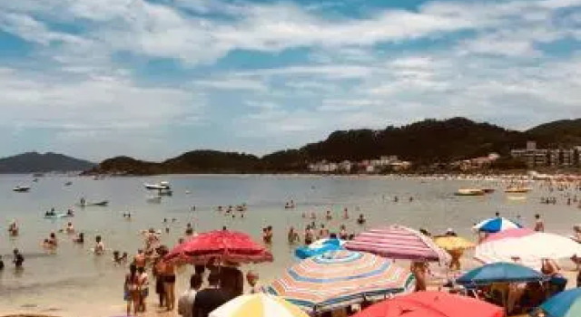 Praia de Quatro Ilhas a 50 metros do mar, Забронировать Отель Недорогие отели Бомбиньяс, рядом с Пляж Sepultura, недорого