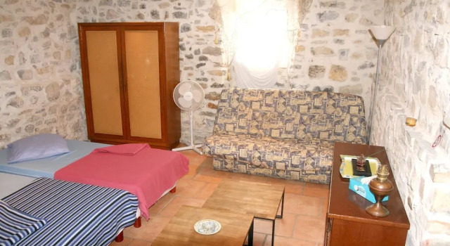 Studio in Grospierres, With Wonderful Mountain View, Pool Access, Encl, Rezerwuj Apartament Hotele w Owernia z parkingiem, Parking