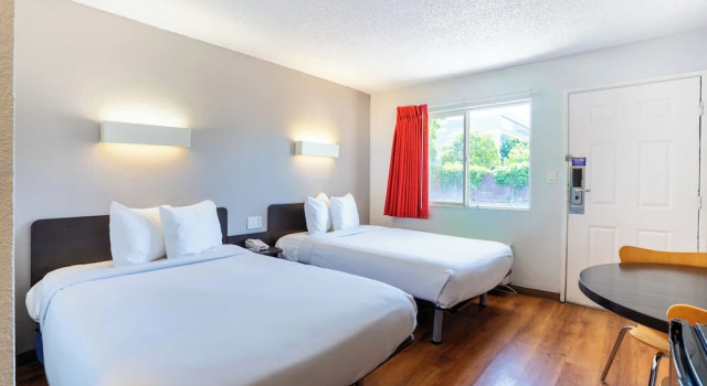 Четырёхместный номер Standard Motel 6-Pleasanton, CA